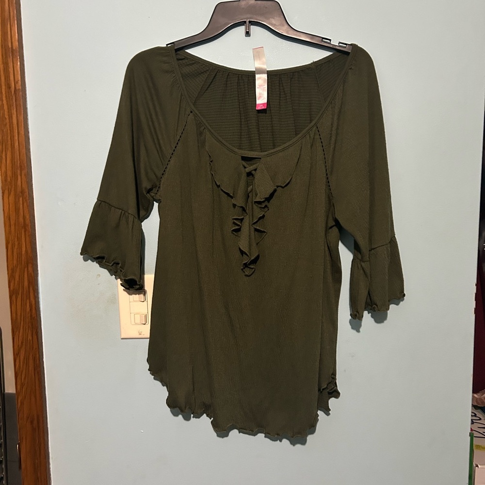 No Boundaries Green Ruffled 3/4 Sleeve Blouse